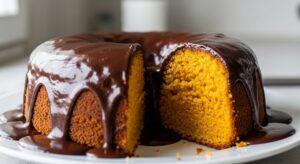 Bolo de cenoura simples com calda de chocolate e fofinho